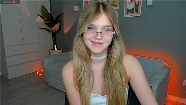 Snapshot of linakorvin chatting on 12-14-25, 01:27 linakorvin online show from 12-14-25, 01:27