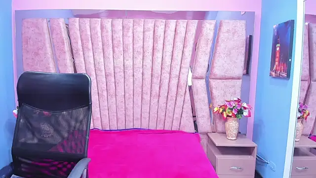 sarah sweett  online show from 10-06-25, 01:19