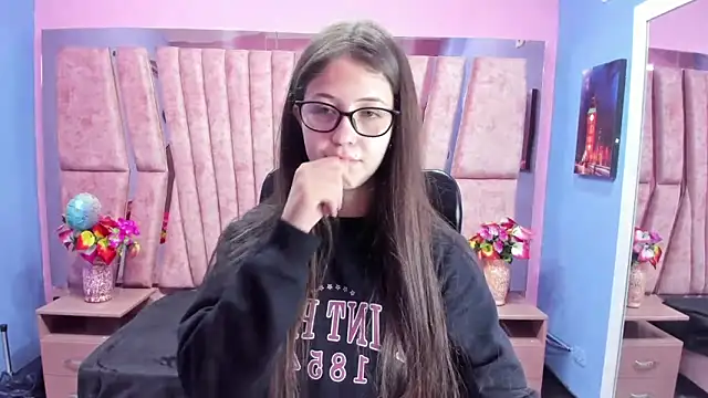 sarah sweett  online show from 10-14-25, 01:23