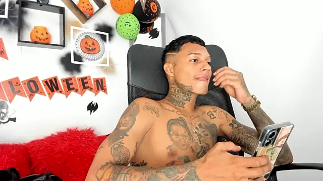 Snapshot of The_boy_dreams1 chatting on 10-26-25, 01:44 The boy dreams1 online show from 10-26-25, 01:44