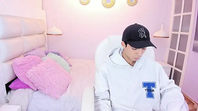 Hottie Guy online show from 11-13-25, 05:56