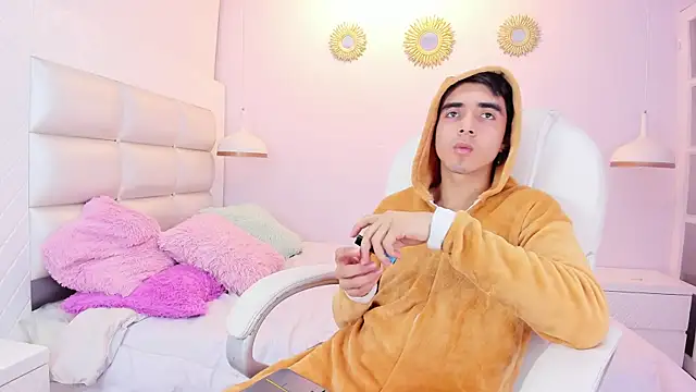 Hottie Guy online show from 11-14-25, 05:55