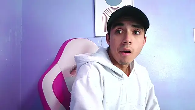 Hottie Guy online show from 11-17-25, 05:52