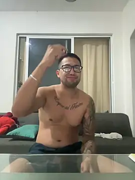 Snapshot of peloando22 chatting on 10-17-25, 12:01 peloando22 online show from 10-17-25, 12:01