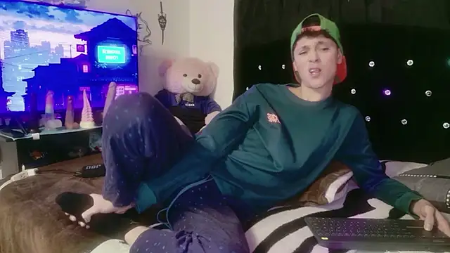 Tyler cat online show from 11-28-25, 01:19