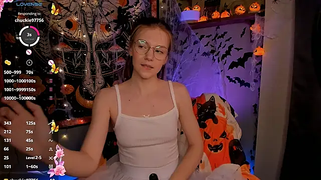 Snapshot of lyra_thenymph chatting on 10-24-25, 10:33 lyra thenymph online show from 10-24-25, 10:33