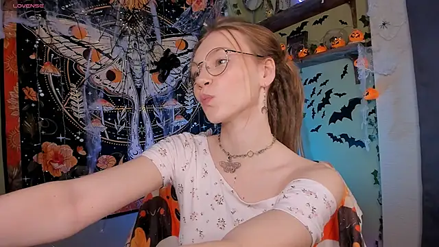 Snapshot of lyra_thenymph chatting on 10-26-25, 02:12 lyra thenymph online show from 10-26-25, 02:12
