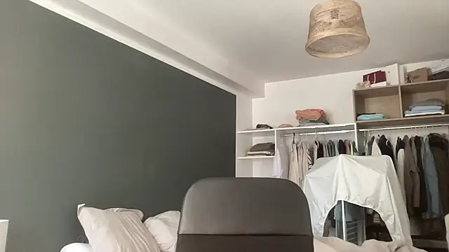 Snapshot of VersaGoo chatting on 10-05-25, 01:31 VersaGoo online show from 10-05-25, 01:31