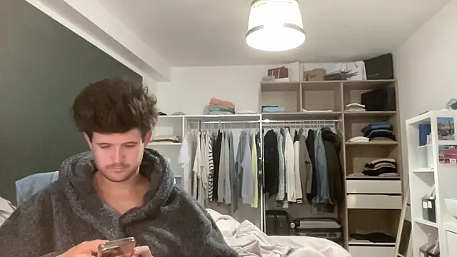 Snapshot of VersaGoo chatting on 10-23-25, 09:52 VersaGoo online show from 10-23-25, 09:52