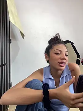 Snapshot of Azza__Slimene chatting on 10-26-25, 08:15 Azza  Slimene online show from 10-26-25, 08:15