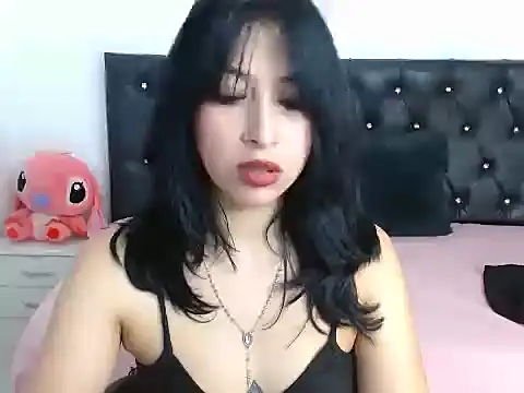 Snapshot of annyrusso chatting on 12-15-25, 08:13 annyrusso online show from 12-15-25, 08:13