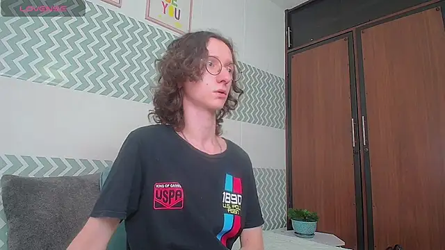 Snapshot of White_King4 chatting on 10-07-25, 01:08 White King4 online show from 10-07-25, 01:08