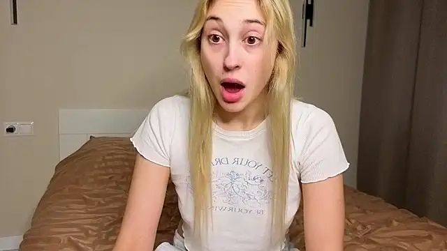 Snapshot of foxy_vivi chatting on 10-30-25, 01:01 foxy vivi online show from 10-30-25, 01:01