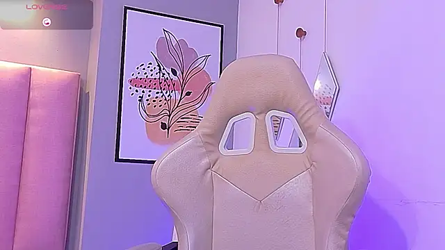 Snapshot of CamilaLevy chatting on 10-29-25, 12:29 CamilaLevy online show from 10-29-25, 12:29