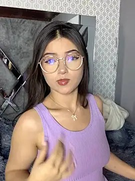 Snapshot of KyliePink_ chatting on 10-27-25, 04:33 KyliePink  online show from 10-27-25, 04:33