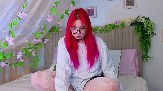 Klee Love online show from 10-14-25, 04:35