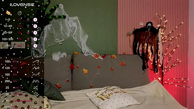 Klee Love online show from 10-22-25, 04:13