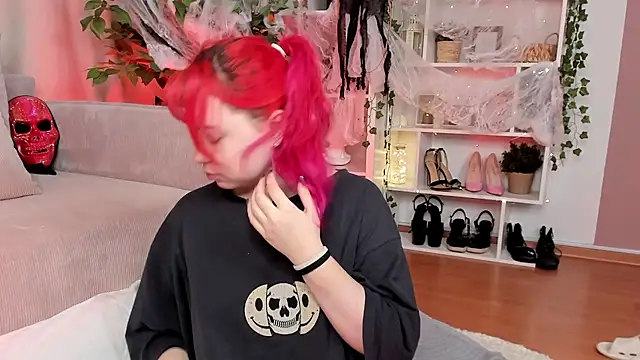 Klee Love online show from 10-24-25, 04:20