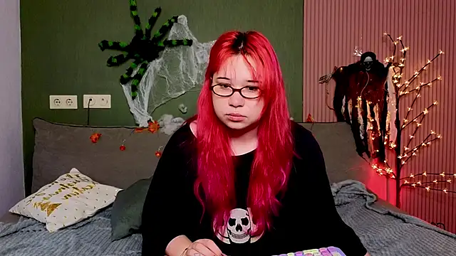 Klee Love online show from 10-29-25, 04:15