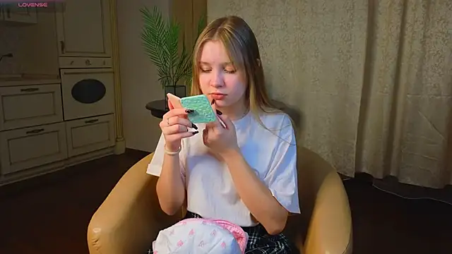 Snapshot of MarindaRuud chatting on 12-15-25, 11:47 MarindaRuud online show from 12-15-25, 11:47