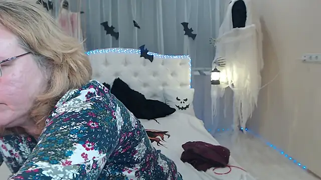 VestaWoody online show from 10-17-25, 06:27