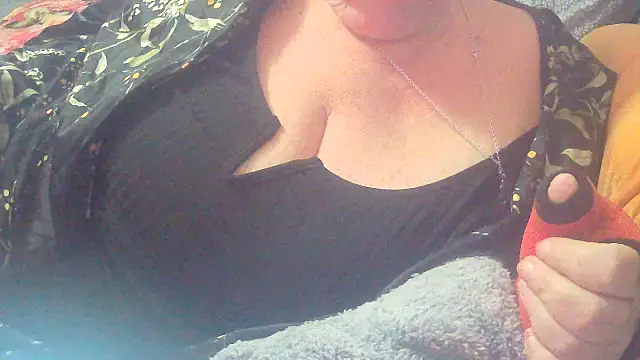 Snapshot of Playful_MILF_Demi chatting on 10-22-25, 09:36 Playful MILF Demi online show from 10-22-25, 09:36