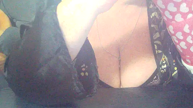 Snapshot of Playful_MILF_Demi chatting on 11-11-25, 08:42 Playful MILF Demi online show from 11-11-25, 08:42