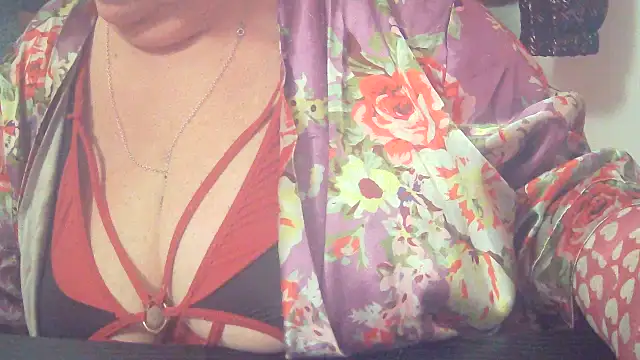 Snapshot of Playful_MILF_Demi chatting on 11-17-25, 08:25 Playful MILF Demi online show from 11-17-25, 08:25