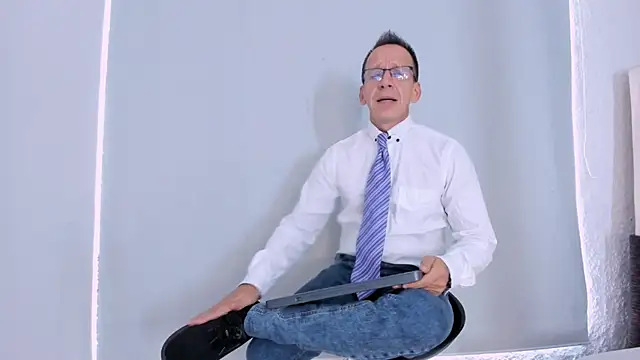 Snapshot of _axelking_ chatting on 11-05-25, 11:43 axelking online show from 11-05-25, 11:43