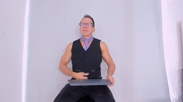 Snapshot of _axelking_ chatting on 11-08-25, 11:43 axelking online show from 11-08-25, 11:43