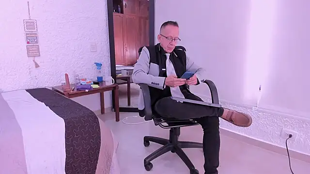 Snapshot of _axelking_ chatting on 12-02-25, 11:37 axelking online show from 12-02-25, 11:37