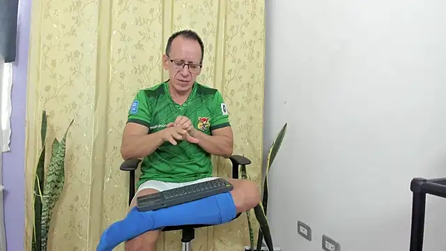 Snapshot of _axelking_ chatting on 04-28-26, 11:37 axelking online show from 04-28-26, 11:37