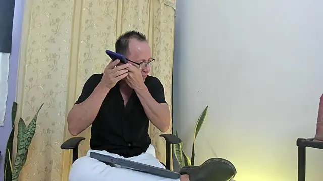 Snapshot of _axelking_ chatting on 04-30-26, 11:27 axelking online show from 04-30-26, 11:27
