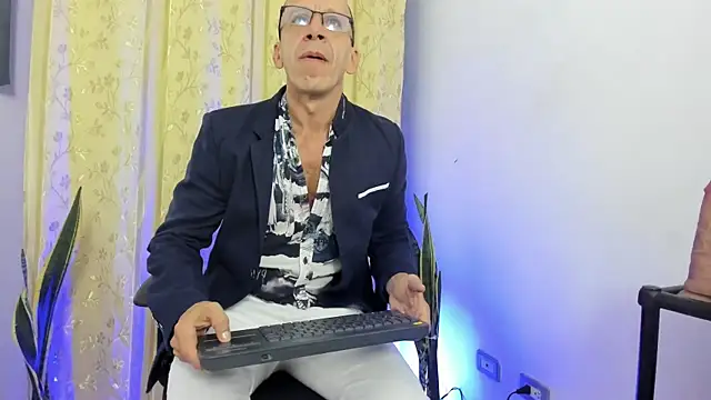 Snapshot of _axelking_ chatting on 05-08-26, 11:37 axelking online show from 05-08-26, 11:37