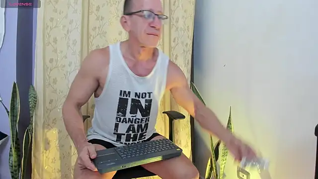 Snapshot of _axelking_ chatting on 05-19-26, 01:33 axelking online show from 05-19-26, 01:33