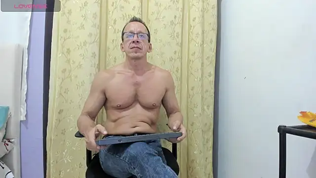 Snapshot of _axelking_ chatting on 05-24-26, 03:33 axelking online show from 05-24-26, 03:33
