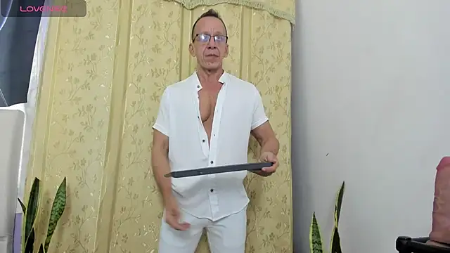 Snapshot of _axelking_ chatting on 06-05-26, 11:49 axelking online show from 06-05-26, 11:49