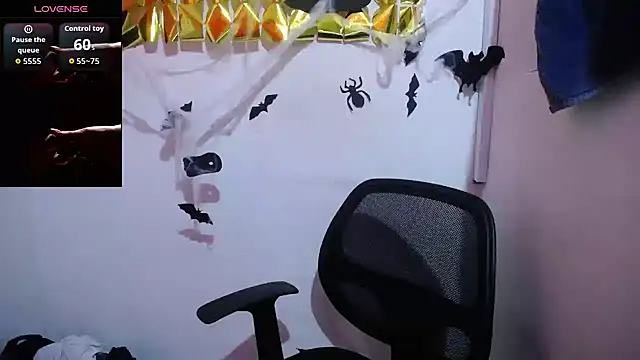 Snapshot of cherry_blond chatting on 10-16-25, 11:50 cherry blond online show from 10-16-25, 11:50