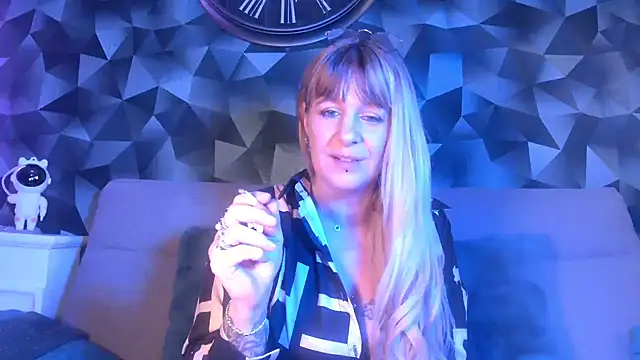 Delichieuse5 online show from 01-08-25, 08:29