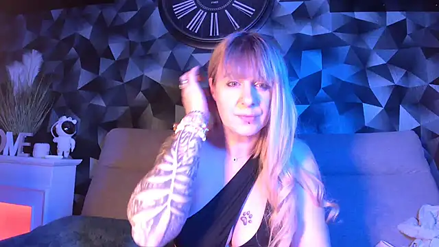 Delichieuse5 online show from 02-17-25, 08:47