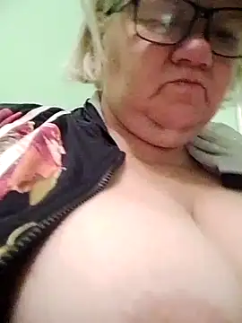 Snapshot of LusiyaGold5 chatting on 10-13-25, 09:59 LusiyaGold5 online show from 10-13-25, 09:59