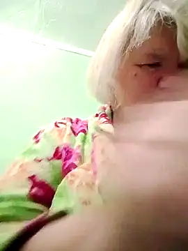 Snapshot of LusiyaGold5 chatting on 10-15-25, 11:27 LusiyaGold5 online show from 10-15-25, 11:27