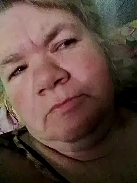 Snapshot of LusiyaGold5 chatting on 10-19-25, 01:06 LusiyaGold5 online show from 10-19-25, 01:06