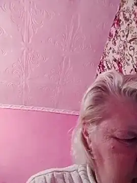 Snapshot of LusiyaGold5 chatting on 10-26-25, 07:31 LusiyaGold5 online show from 10-26-25, 07:31