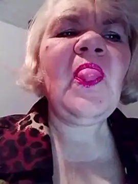 Snapshot of LusiyaGold5 chatting on 10-28-25, 05:26 LusiyaGold5 online show from 10-28-25, 05:26