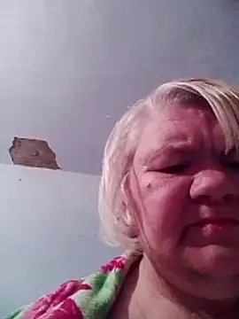 Snapshot of LusiyaGold5 chatting on 10-31-25, 08:32 LusiyaGold5 online show from 10-31-25, 08:32