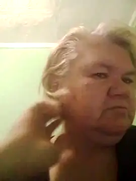 Snapshot of LusiyaGold5 chatting on 11-04-25, 10:42 LusiyaGold5 online show from 11-04-25, 10:42