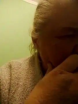 Snapshot of LusiyaGold5 chatting on 11-16-25, 09:09 LusiyaGold5 online show from 11-16-25, 09:09