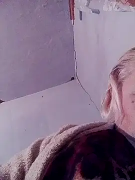 Snapshot of LusiyaGold5 chatting on 11-19-25, 08:31 LusiyaGold5 online show from 11-19-25, 08:31