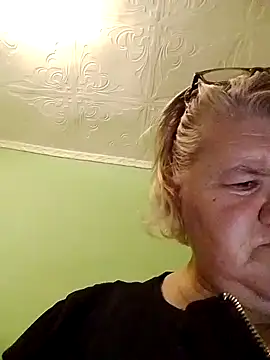 Snapshot of LusiyaGold5 chatting on 11-23-25, 08:30 LusiyaGold5 online show from 11-23-25, 08:30